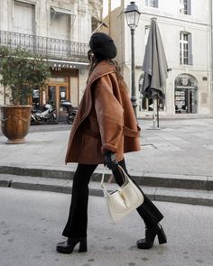 Brown Winter Coat, 2022 Aesthetic, Outfit Chic, Iconic Fashion, Brown Coat, Winter 2022, Moda Vintage