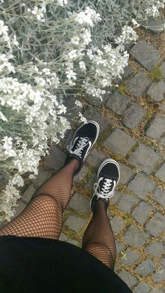 Vans Outfit Womens, Vans Old Skool White, Tights And Sneakers, Urban Sport, Black Fish, Not Musik, Vans Outfit, Fishnet Tights, Tights Outfit