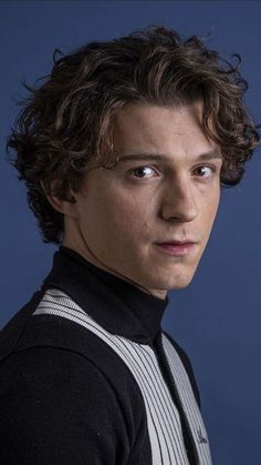 Fancy & Aesthetic Medium Curly Hairstyles for Men Medium Curly Hairstyles, Curly Hairstyles For Men, Men Haircut Curly Hair, Tom Holland Imagines, Wavy Hair Men, Medium Curly, Tom Holland Peter Parker, Medium Curly Hair Styles, Tom Holland Spiderman