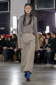 Minimal Fashion, Look Cool, Daily Outfits, Look Fashion, Long Skirt, Runway Fashion