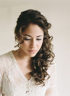 26 Modern Curly Hairstyles That Will Slay on Your Wedding Day | A Practical Wedding Trendy We Fryzurach, Curly Wedding Hair, Side Hairstyles, Best Wedding Hairstyles, Trendy Wedding Hairstyles, Wedding Hairstyles Updo, Wedding Hair And Makeup, Long Curly Hair, Long Curly