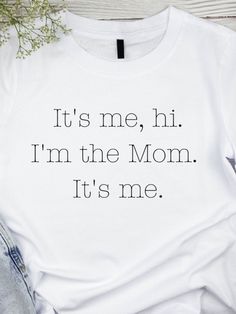 a t - shirt that says it's me, ni i'm the mom it's me