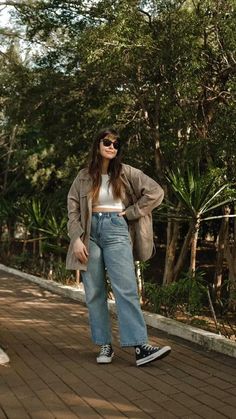 Ray Ban Wayfarer Women, Looks Com All Star, Jeans Blazer Outfit, La Outfit, Chubby Style, Normcore Fashion, Mom Jeans Outfit, Ray Ban Wayfarer, Comfy Outfit