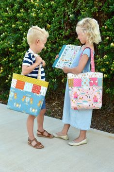 Library Tote Bag Tutorial Book Bag Diy, Book Bags For Kids, Library Book Bag, Library Tote Bag, Bags To Make, Library Tote