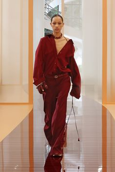 Gucci Spring 2025 Ready-to-Wear https://www.vogue.com/fashion-shows/spring-2025-ready-to-wear/gucci/slideshow/collection#7 Gucci Ss24, Couture Coats, Gucci Runway, Gucci Spring, Dress For Summer, Gucci Fashion, 60s Fashion, Runway Collection