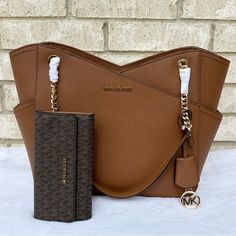 New. 100% Authentic Lg Chain Shoulder Tote 15.6”W X 11”H X 5.5”D Large Trifold Wallet Leather Brown Multi Color Leopard Purse, Reversible Tote Bag, Michael Kors Tote Bags, Bags Michael Kors, Blue Purse, Michael Kors Purse, Ostrich Leather, Nylon Tote, Tote Bag Purse