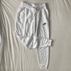 Brand New Never Worn White Nike Sweat Pants! I Ordered An Xs Instead Of My Normal S And I Don’t Know Why. So These Don’t Fit Me, But There’s Nothing Wrong With Them At All! Super Comfy, Love The Thick Waistband. Mid Rise Fit, But Even With A Size Too Small I Felt They Were Almost High Rise. Nike Sets, 2024 Wishlist, Birthday Money, Curly Hair Photos, Basketball Clothes, Nike Sweats, White Nike, Womens Basketball