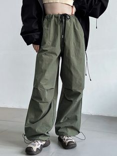 F00211674-204 Urban High Waist Green Pants, Urban Style Green High Waist Pants, High Waist Techwear Pants For Spring, High-waist Techwear Pants For Spring, Loosely Fitted Cargo Pants In Solid Color, Techwear Bottoms With Elastic Waistband In Khaki, Techwear Khaki Bottoms With Elastic Waistband, Green Relaxed Fit Techwear Pants, Green Techwear Trousers