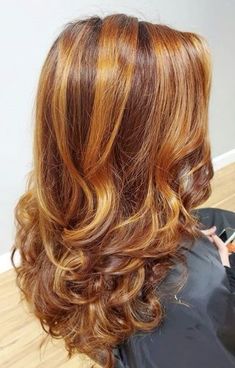 Brown Hair Inspo, Ginger Hair Color, Hair Streaks, Dyed Hair Inspiration, Hairstyles For Layered Hair, Honey Blonde Hair, Natural Curls Hairstyles, Pretty Hair Color