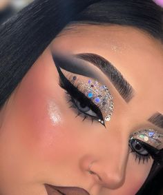 eye makeup😍 Eye Makeup Baddie, Baddie Eye Makeup, Makeup Ideas Dramatic, Portfolio Makeup, Glitter Cut Crease, Maquillage Yeux Cut Crease, Gold Makeup Looks, Makeup Pictorial, Rhinestone Makeup