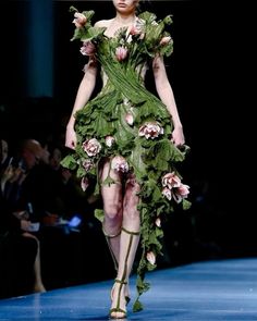 Dress With Real Flowers, Garden Haute Couture, Nature Runway Fashion, Plant Fashion Design, Flower Fashion Runway, Nature Dress Design, Enchanted Garden Outfit, Flower Inspired Outfits