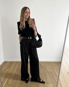 Trousers Office Outfit, Wide Leg Jeans Outfit Street Style, Black Wide Leg Trousers Outfit, Black Trousers Outfit Work, Black Wide Leg Jeans Outfit, Wide Leg Pants Outfit Work, Black Trousers Outfit, Black Work Outfit, Wide Leg Trousers Outfit