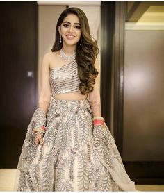 Engagement Hairstyles For Lehenga, Reception Hairstyles Indian Brides, Reception Hairstyles Indian, Hairstyle For Lehenga, Wedding Reception Hairstyles