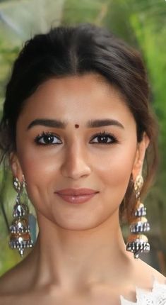 Alia Bhatt No Makeup Look, Kareena Kapoor Lipstick Shades, Indian Make Up Natural, Alia Bhatt Eye Makeup, Natural Indian Makeup Look, Celebrity Makeup Looks Bollywood, Light Indian Makeup, Softglam Makeup Looks, Alia Bhatt Makeup Looks