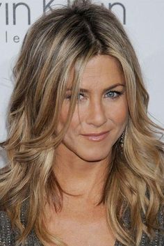 Dark Blonde Hair Color | Golden highlights are met by rich lowlights to produce a swoon-worthy dark blonde color. This color best accentuates complexions with olive tones. #blonde #hair #color #ideas #trends #southernliving Shaggy Layered Hairstyles, Tmavý Blond, Jennifer Aniston Haircut, Jennifer Aniston Hair Color, Dark Blonde Hair Color, Jennifer Aniston Hair, Light Blonde Highlights, Dark Blonde Hair, Brown Blonde Hair