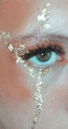 Angel Party Aesthetic, Gold Leaf Eye Makeup, Cherub Halloween Costume, Unique Angel Costume, Angel Makeup Gold, Gold Euphoria Makeup, Jules Euphoria Halloween Costume, Jules Angel Costume, Ethereal Angel Costume