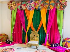 Mendhi Decor Diy, Mehandhi Decoration At Home, Mehndi Decoration Ideas Backdrops, Mehendi Backdrop Ideas, Diy Indian Backdrop Ideas, Navratri Stage Decoration Ideas, Mendhi Decor Ideas, Mahendi Decoration At Home, Navratri Backdrop Ideas