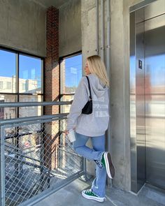 Green Converse Outfit, Converse Outfit Winter, Converse Outfit Fall, Platform Converse Outfit, Filters Aesthetic, Hoodie Outfit Casual, Streetwear Fashion Casual, Crewneck Aesthetic, Filter Presets