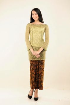 Kebaya sederhana berwarna hijau dengan kain batik tradisional. Akad Dress, Batik Tradisional, Sports Girl, Batik Fashion, Fashion Inspiration Design, Traditional Fashion, Fashion Details