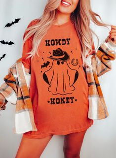 Howdy Honey Tee Comfort Colors® Western Halloween Tshirt Cowboy Ghost Boo Haw Shirt Halloween Party Gift Yee Haw Shirt Country Music Shirt Oversized T Shirt  Shop all Fall + Spooky Season - https://www.etsy.com/ca/shop/TheJuneKind?section_id=35103636  Shop all The June Kind - https://www.etsy.com/ca/shop/TheJuneKind? ---------- Please read before placing your order -------------- 1. This apparel is GENDER NEUTRAL / UNISEX. The relaxed fit is flattering for all bodies. 2. Refer SIZE CHART for mea Trendy Tshirt Designs, Spooky Western, Western Tshirt, Skeleton Shirt, Trendy Gifts, Halloween Tees, Comfort Colors Tee, Comfort Color, Retro Halloween