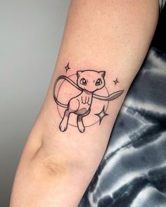 a black and white cat tattoo on the right arm, with stars around its neck