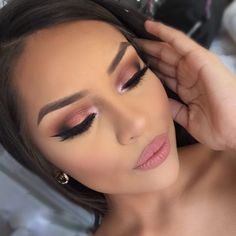 Anastasia Beverly Hills Shadow Couture Palette Lid: "Intense Gaze" Inner duct: "Pink Champagne" Transition: "Soft Peach, Morocco" Crease: "Fudge" Outer V: "Noir" Make Up Designs, Holiday Makeup Looks, Pink Eyeshadow, Holiday Makeup, Kiss Makeup, I Love Makeup, Gorgeous Makeup