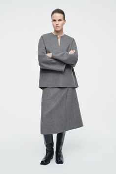 DOUBLE-FACED WOOL MIDI SKIRT - GRAY - Skirts - COS Wool Pleated Skirt, Wool Midi Skirt, Camel Style, Medium Tv Show, Technology Fashion, Celebrity Lifestyle, Ageless Style, Chelsea Ankle Boots, Slip Skirt