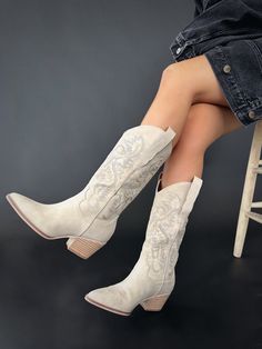 B6260-10A taupe Amaya boot Free Soul Trendy Cowboy Boots, Taupe Cowboy Boots, Cowgirl Boots With Dress, Concert Boots, Nashville Summer, Cute Shoes Boots, Cowboy Carter, Lane 201, Womens Clothing Boutique