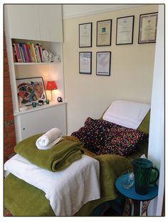 reflexology treatment room ideas - Google Search Reiki Space, Reiki Room Ideas, Therapy Rooms, Clinic Decor, Reiki Room, Office Design Inspiration, Massage Business