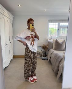 streetwear, streetwear fashion, cute outfit inspo, adidas sneakers, cute outfit idea, leopard print pants, simple outfit idea Outfit Campus, Looks Adidas, Printed Pants Outfits, Oversize Tshirt Outfits, Girls Fashion Tops, Nashville Outfit, Campus Outfit, Latina Outfits, Leopard Jeans