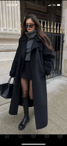 Vinter Mode Outfits, Stile Hijab, Weather Outfits, Long Black Coat, Winter Fashion Outfits Casual, Outfit Chic, Coat Women Fashion, Long Coat Women