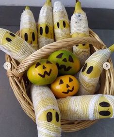 50+ Spooky Halloween Decorations, Snacks and Party Ideas - HubPages Halloween Bananas, Dulces Halloween, Halloween Infantil, Spooky Halloween Treats, Healthy Halloween Treats, Halloween Fruit, Fun Halloween Food, Diy Halloween Wreath, Spooky Halloween Party