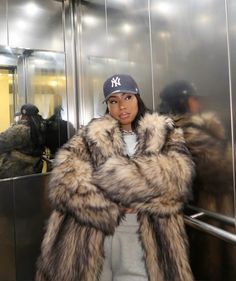 Rich Auntie, Streetwear Ideas, Casual Luxe, Fox Fur Jacket, Classic Jeans, Effortless Chic, Tgif, Fashion Killa, Fur Jacket