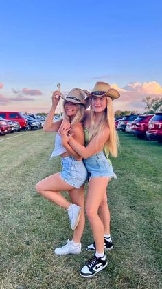 Country Fest Outfits, Thomas Rhett Concert, Country Thunder Outfits, Desert Photoshoot Ideas, Country Girl Aesthetic, Tourist Outfit, Country Thunder, Florida Outfits, Country Music Concerts