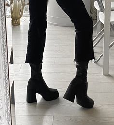 Aesthetic Black Boots, Platform Heel Outfit, Umbrella Academy, Pretty Shoes, Dream Shoes, Edgy Outfits