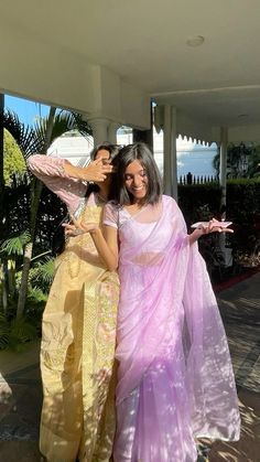 Group Photo Poses, Group Picture Poses, Sisters Photoshoot Poses, Sister Poses, Bff Poses, Lehenga Designs Simple, Saree Poses, Best Friend Poses, Desi Fashion Casual