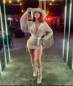 #modafeminina #country #outfit #inspiration #bota #couro #tonsneutros #model Besame Mucho Festival Outfit, Cowgirl Inspired Outfit, Look Cowgirl, Cowboy Outfits For Women, Country Outfit, Cowgirl Outfit, Fiesta Outfit