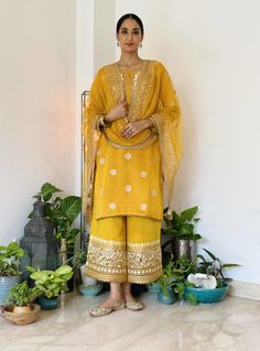 Summer Kurti, Heena Kochhar, Mehendi Outfit, Yellow Kurta, Net Embroidery, Mehendi Outfits, Velvet Dress Designs, Latest Dress Design