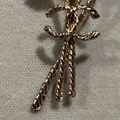 - Wheat Brooch - By Chanel - Gold Tone - Three Shafts Of Wheat With Sparkly Crystals - Stems Are Thin But Sturdy Twisted Wires Which Cross & Overlap - At The Point Where The Stems Meet Or Intersect Is The Interlocking “Cc” Logo Made Of The Same Twist Material As The Stems Height: 2 1/4” Width: 1 1/4” Note: The Last Few Pictures Were Taken Through A Magnifying Glass To Enhance The Mark. Marks: On The Back In An Oval Is A Mark That Consists Of What Appears To Be A “10” Followed By The Interlocking “Cc” Logo Inside A Circle Followed By A Circle With The Letter “R”. Condition: Very Good Condition. Signed On The Back. Sparkly Crystals, Twisted Wire, Chanel Jewelry, Magnifying Glass, A Circle, Cc Logo, On Back, Wheat, Gold Tones