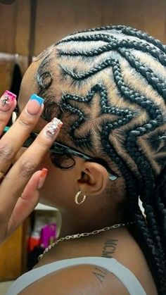 black women hairstyle: cornrows with multiple increasing in size stars design Up Cornrow Hairstyles, Star Cornrows, Cornrows Design, Design Cornrows, Cute Cornrows, Cornrows Natural Hair, Cornrows Braids For Black Women, Short Box Braids Hairstyles