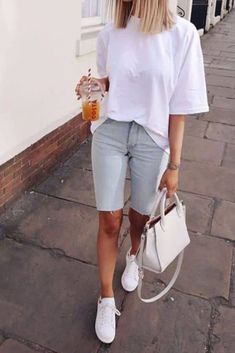 14 Simple Summer Outfits with White Shirts » Lady Decluttered Shorts And Tshirt Outfits, Tshirt Outfit Summer, White Tshirt Outfit, Oversize Tshirt Outfits, White Shirt Outfits, 30 Outfits, Mode Casual, Tshirt Outfits