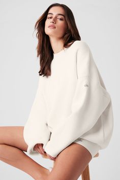 Sweater weather, solved. Warm up with the Scholar Crew Neck Sweater made from a street-forward heavyweight knit in an oversized silhouette that earns top marks wherever it goes. Ribbed detailing on the cuffs, hem and neckline complete the look. Pair it with shorts or your go-to pair of trousers. White Cotton Sweater, Alo Sweatshirt, Colorado Vibes, Essentials Brand, Outfits Timeless, Womens Onesie, Tennis Girl, Mall Shopping, Cotton Hoodies