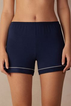 Shorts in modal jersey with contrasting color trim. Regular fit.
The model is 5’ 9” (175 cm) tall and is wearing a size S.

This garment is made of a plant-based fabric derived from sustainable and renewable wood sources Stretch Bottoms With Contrast Trim For Loungewear, Navy Shorts For Loungewear, Navy Loungewear Shorts, Contrast Trim Loungewear Bottoms Short Length, Jennifer Lopez News, Womens Pajama Shorts, Pyjama Bottoms, Lingerie Accessories, Short Sleeve Button Up