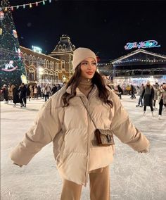 White Puffer Jacket Outfit, Mode Au Ski, Winter Wonderland Outfit, Winter Inspo Outfits, Winter Outfits Snow, Snow Photoshoot, White Puffer Jacket, Puffer Jacket Outfit