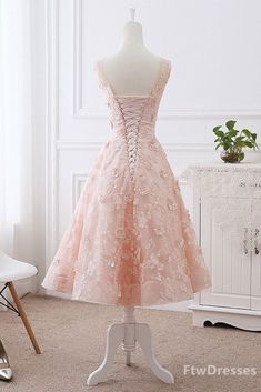 الدانتيل الوردي جولة الرقبة الشاي طول فستان حفلة موسيقية الدانتيل مساء اللباس Pink Knee Length Dress, Party Dress Pink, Tea Length Prom Dress, Pink Party Dress, Prom Dress Lace, Floral Lace Shorts, Dancing Dress, Dress Display, Lace Evening Dress