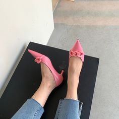 Newgew is a large fashion and sports industry group. covering three major business areas of footwear. sports. and apparel. SPU: NG2488 Heel height: 5CM Toe shape: Pointed toe Style: Daily Stilettos Heels, Large Fashion, Women's Pumps, Pumps Heels, Heeled Mules, Mule Shoe, Stiletto Heels, Heel Height, Pumps