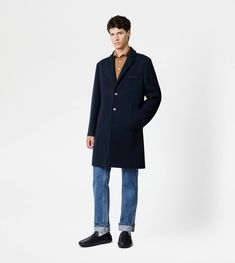 Coat in soft cashmere blend jersey, characterized by lapels, a breast pocket and welt lower pockets. Fastened with branded buttons, it is enriched by refined leather detailing, such as the rectangular patch on the back with stamped Tod's logo and the collar band inspired by the iconic Greca Belt buckle. Blue Business Outerwear With Patch Pockets, Blue Wool Coat With Button Closure For Business, Blue Wool Coat With Lapel Collar And Pockets, Classic Outerwear With Welt Pockets And Straight Hem, Business Cashmere Wool Coat Single Breasted, Classic Blue Wool Coat For Formal Occasions, Fitted Cashmere Outerwear With Pockets, Modern Business Wool Coat With Pockets, Blue Outerwear With Suit Collar And Patch Pockets