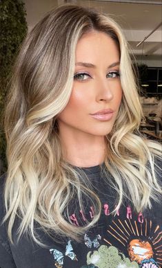 Blonde Lowlights, Fall Blonde Hair, Cool Blonde Hair, Fall Blonde, Blonde Hair Color Ideas, Dark Roots Blonde Hair, Dark Blonde Hair, Blonde Hair Inspiration, Mom Hairstyles