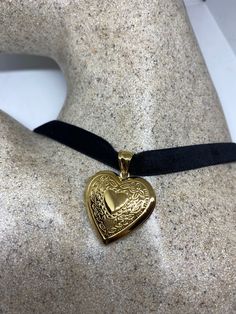 Vintage Heart Locket Choker Golden Stainless Steel Deco Etched Necklace https://www.etsy.com/listing/952413720/vintage-heart-locket-choker-golden?utm_source=crowdfire&utm_medium=api&utm_campaign=api Vintage Gold Locket, Golden Choker, Gold Heart Choker, Vintage Heart Locket, Lizzie Hearts, Chocker Necklace, Heart Choker, Gold Locket, Dope Jewelry