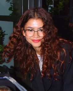 Brown Red Hair Color Curly, Zendaya Wavy Hair, Curly Reddish Brown Hair, Copper Red Hair Curly, Deep Red Hair Curly, Curly Dark Auburn Hair, Curly Maroon Hair, Zendaya Hair Curls